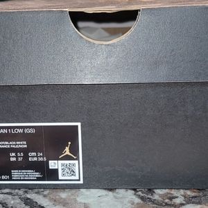 Womans air jordan 1 nike light coral 6y is sz 7 woman